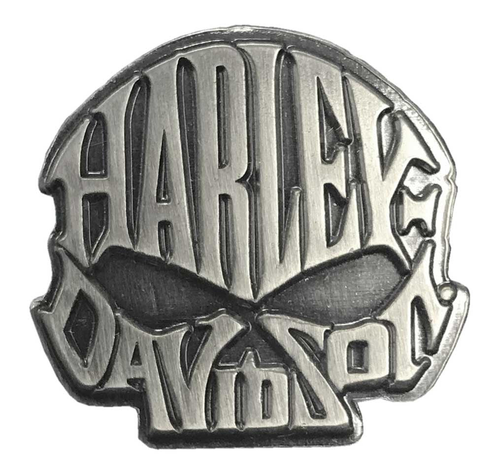 Spilla con testo Harley-Davidson® Willie G. Skull da 1 pollice, finitura argento anticato