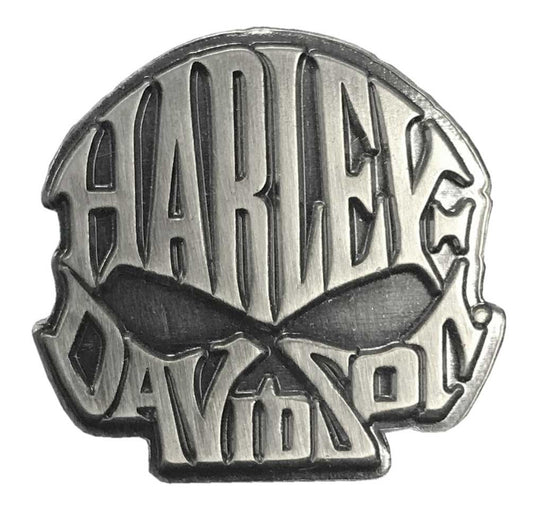 Spilla con testo Harley-Davidson® Willie G. Skull da 1 pollice, finitura argento anticato