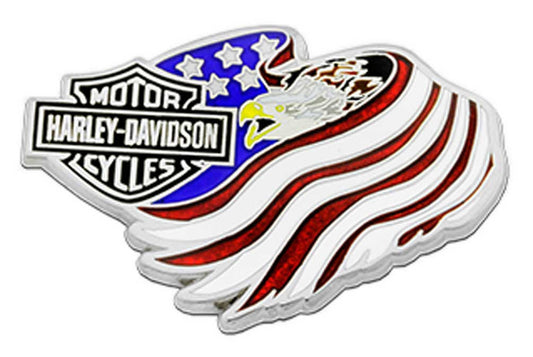 Spilla in metallo Harley-Davidson® da 1,5 pollici con bandiera Bar & Shield Eagle, finitura argento anticato